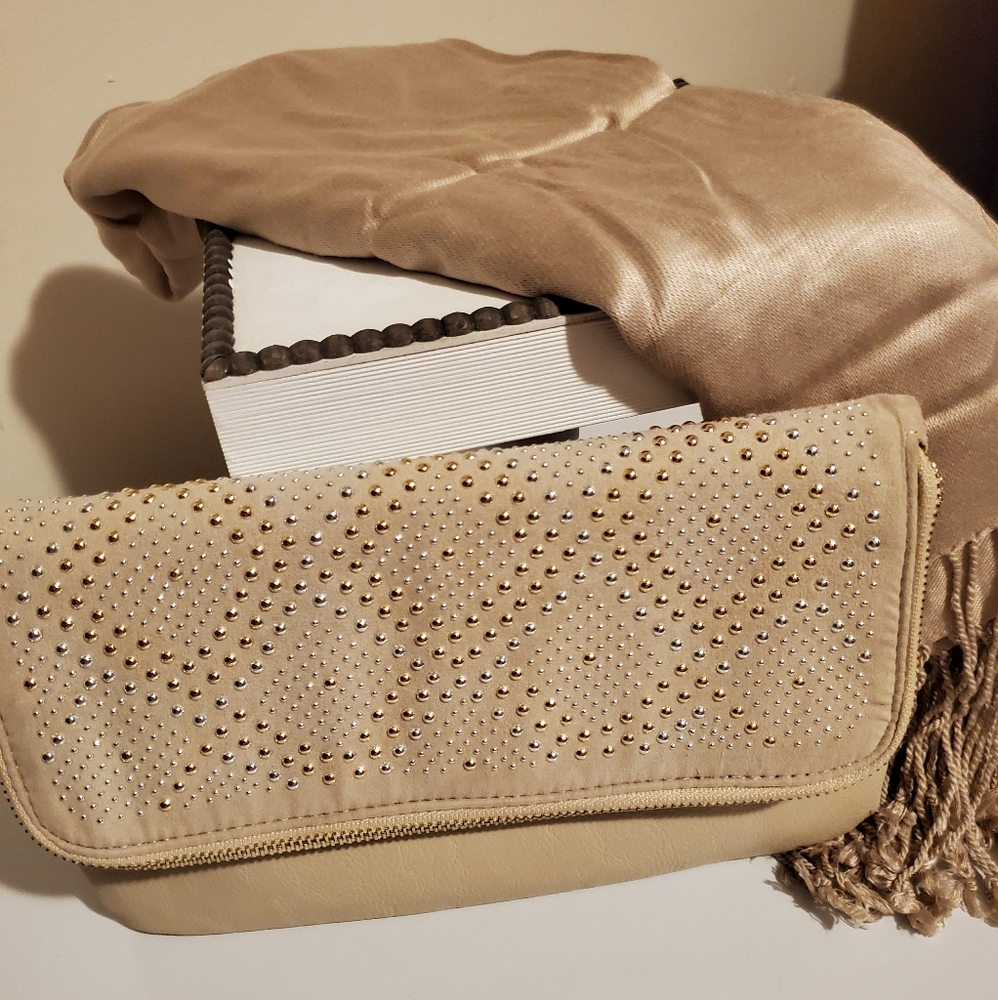 Aldo clutch and Jones of NY shall
